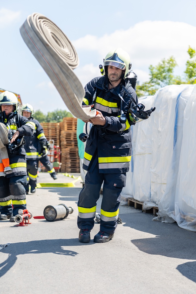 MGG-Polymers-Feuerwehruebung(c)Agentur-und-Punkt_L9A6890-1 Slider Foto 4